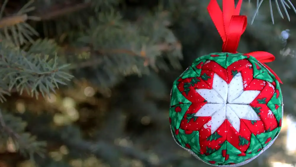 how to make quilted fabric ornaments