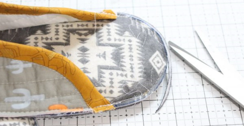 make quilted slippers assembling panels